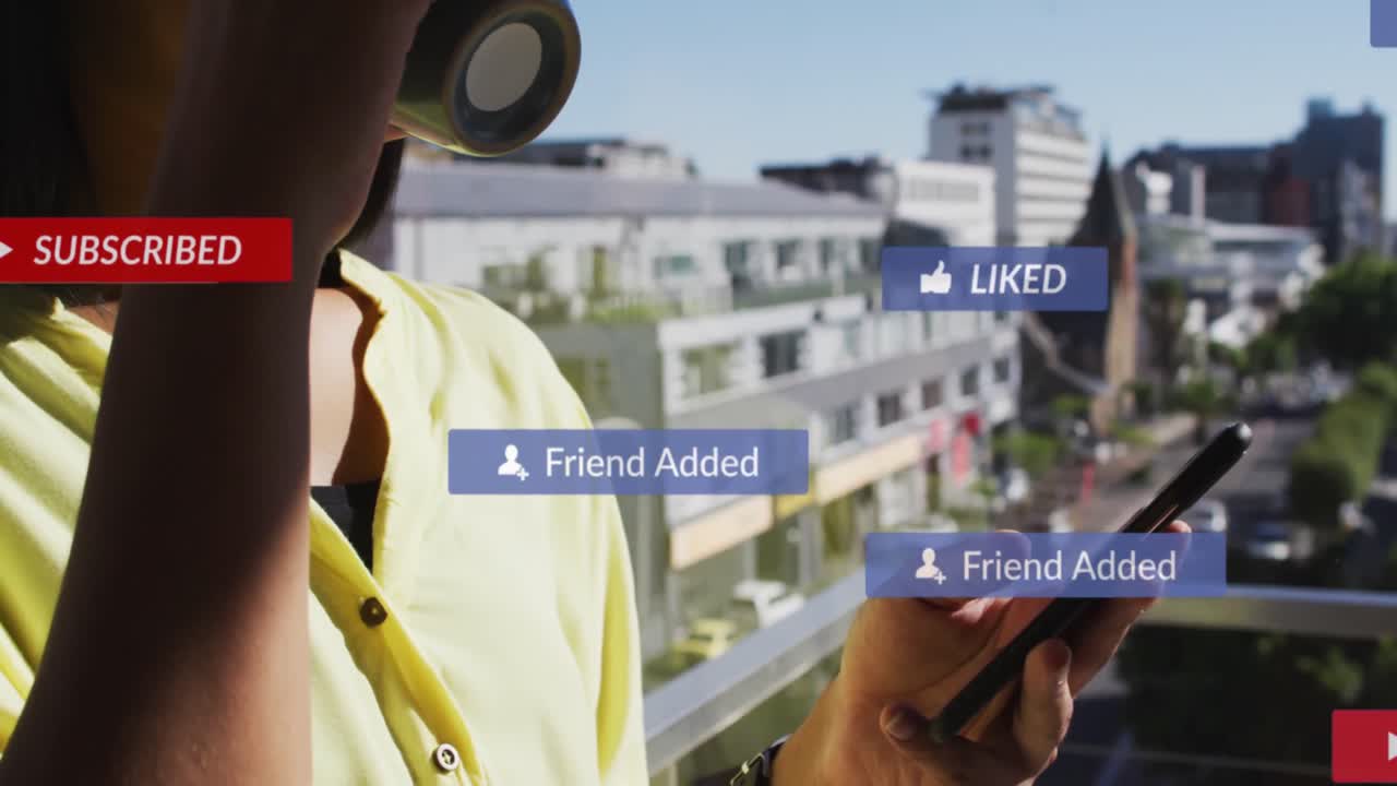 animación de iconos de redes sociales sobre mujeres biraciales que usan teléfonos inteligentes.