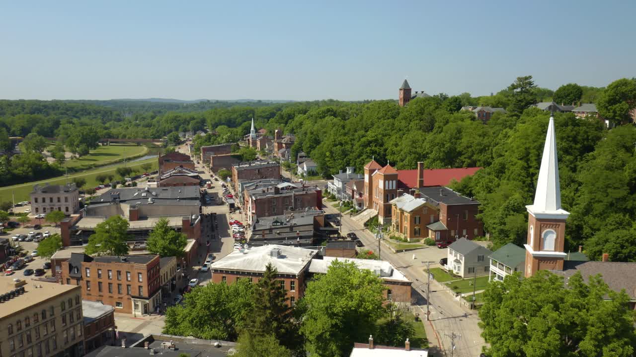 hiperlapso aéreo por encima de la clase pequeña ciudad de estados unidos en verano