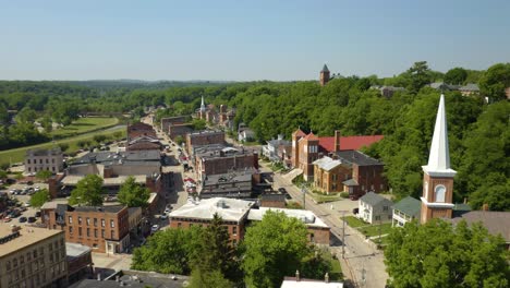 hiperlapso aéreo por encima de la clase pequeña ciudad de estados unidos en verano