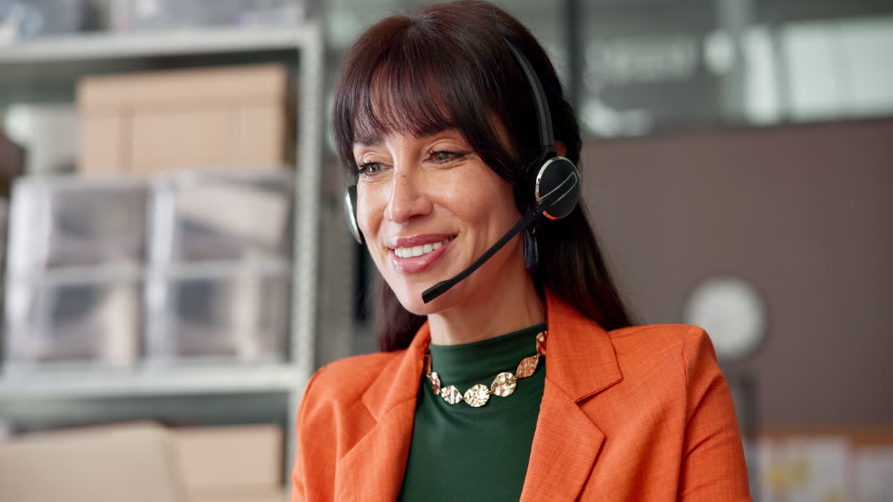 Smilende kvinne jobber som kundeservicemedarbeider med hodesett.