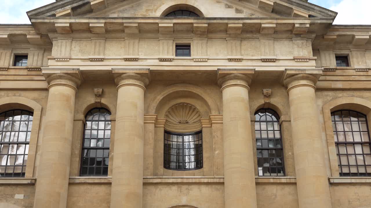 Exterior de un impresionante edificio de piedra caliza con columnas en Oxford, Inglaterra.