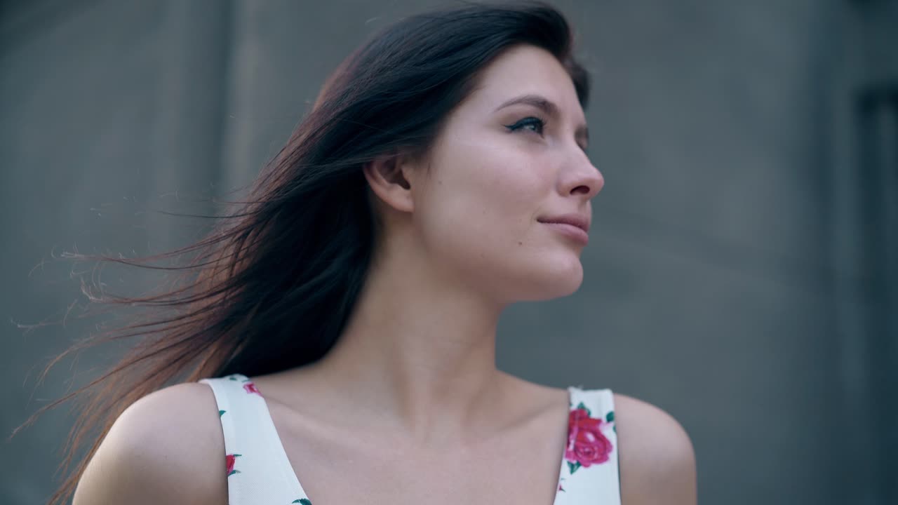 retrato cercano de una mujer atractiva y emocional contra el edificio