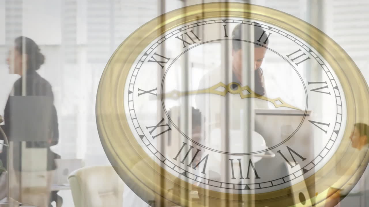 animación del reloj con agujas móviles rápidas sobre diversos colegas en la oficina casual