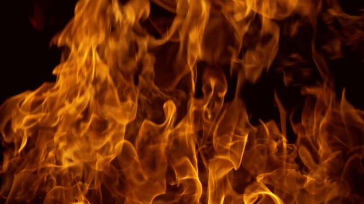 Fiamme su sfondo nero al rallentatore