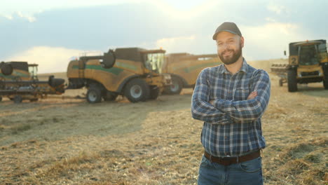 foto de retrato de granjero de pie en el campo y posando para la cámara