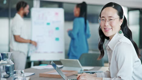 Cara,-Computadora-Portátil-Y-Sonrisa-De-Una-Mujer-Asiática-En-La-Oficina