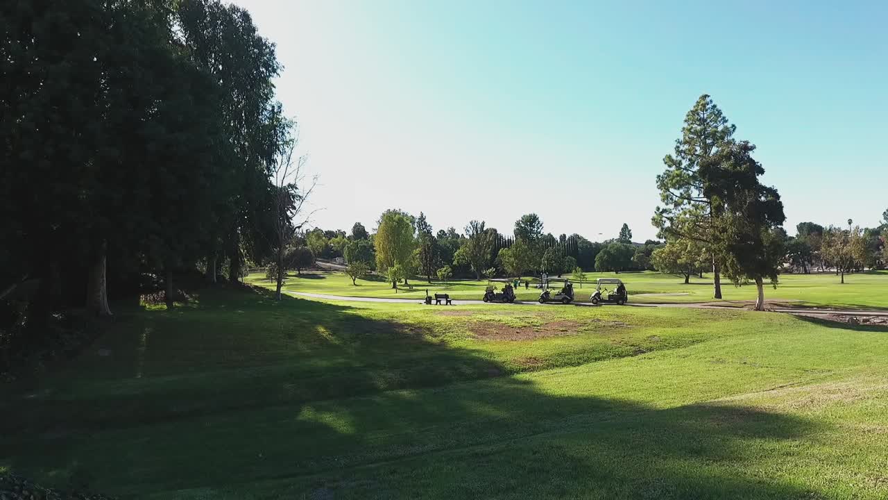fotografía aérea de un campo de golf en un día soleado en los ángeles, california.