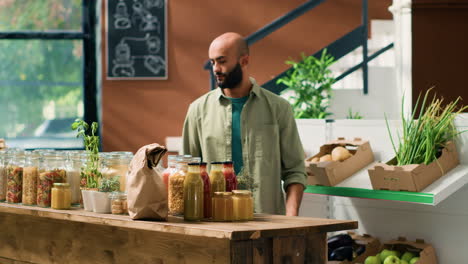 hombre consciente del medio ambiente comprando comida fresca