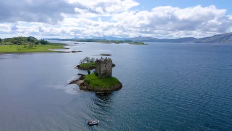 Imágenes-Aéreas-De-Drones-De-4k-Del-Castillo-En-La-Isla-Rodeada-De-Aguas-Abiertas-En-Las-Tierras-Altas-Escocesas-De-Escocia