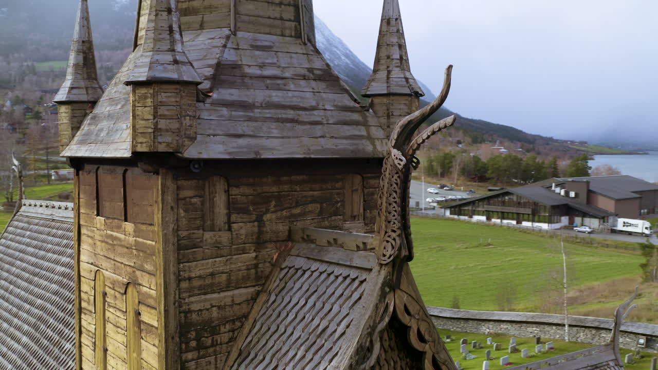 목조 롬 통널 교회, 구드브란스달, 노르웨이, 스칸디나비아의 지붕에 있는 나무 조각의 세부 사항 - 공중 드론 샷