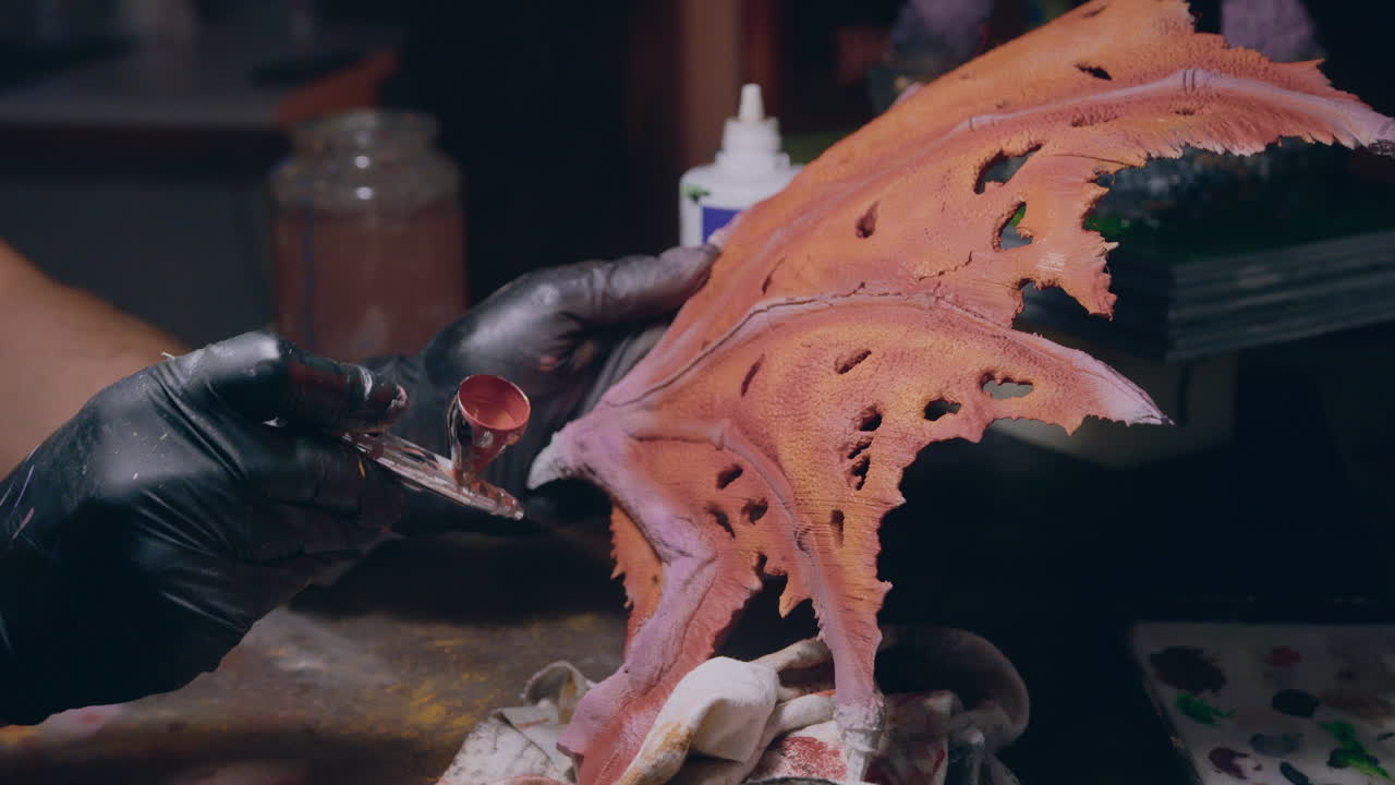 페인팅 워크 ⁇  남자가 에어브러시로 3d 인쇄 모델을 가까이 찍습니다.