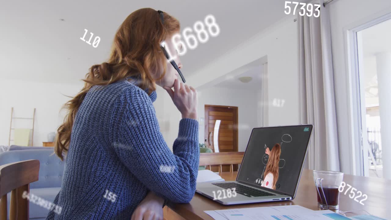 animación del procesamiento de datos sobre una mujer de negocios caucásica usando auriculares de teléfono