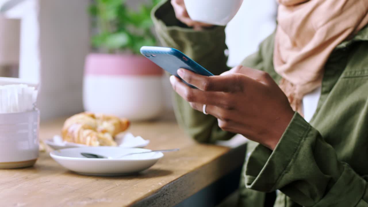 커피 ⁇ , 스마트폰, 그리고 여성의 손을 소셜