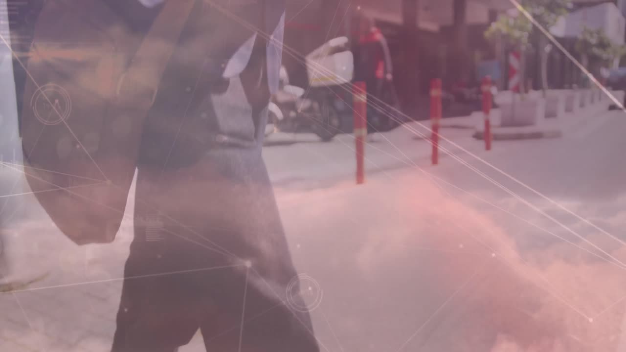 animación de la red de conexiones sobre las nubes sobre la sección media del hombre de negocios caucásico con café