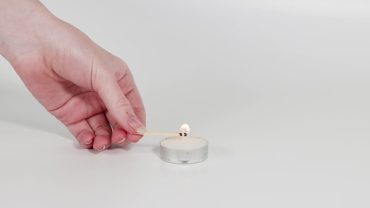 매치로 티라이트 불을 켜는 순서