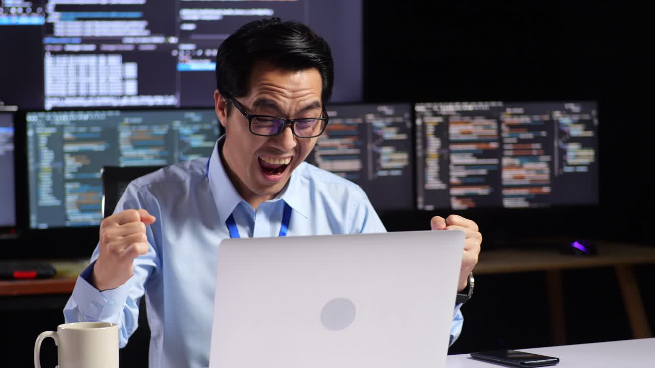 흥분한 프로그래머가 성공을 축하하고 있습니다.