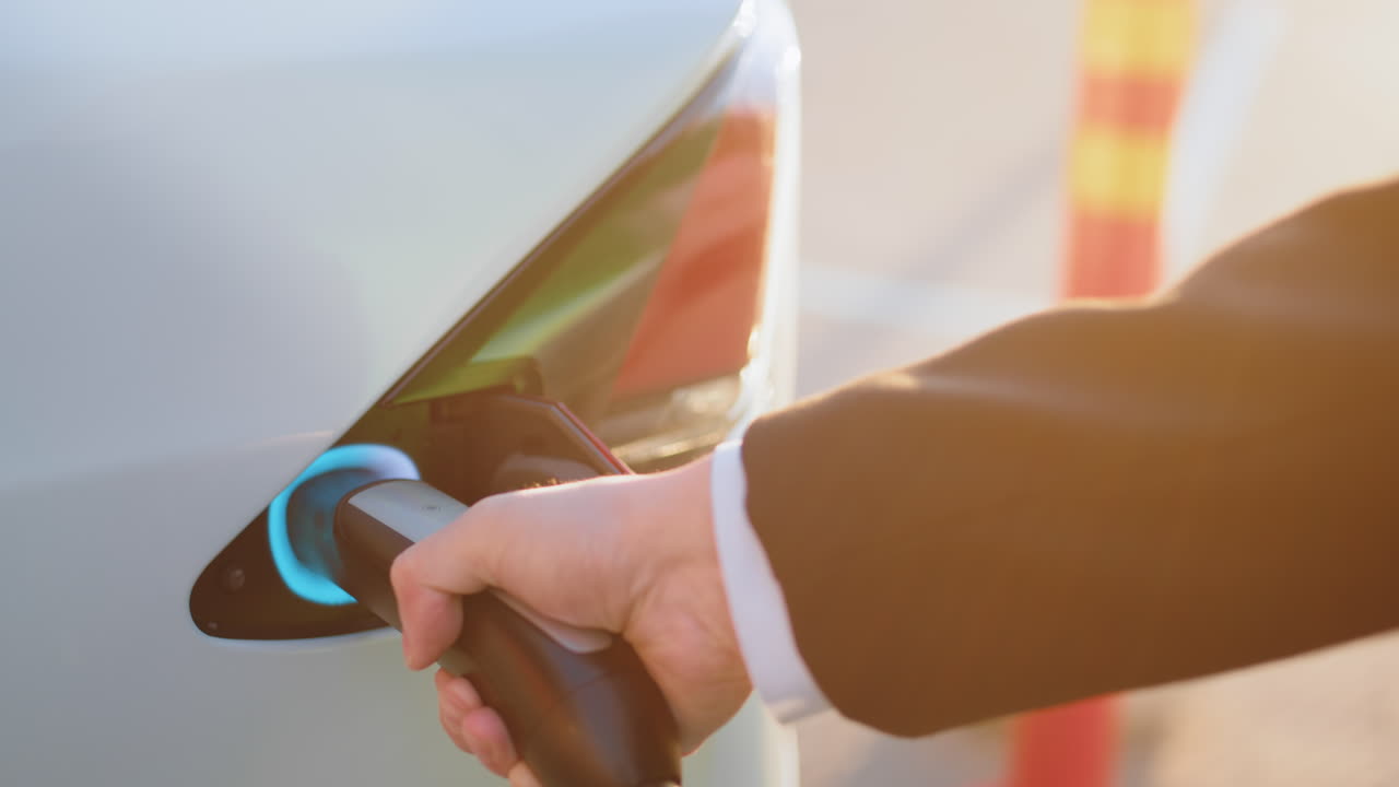 persona cargando un ev usando una aplicación de teléfono inteligente