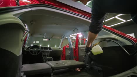 limpieza profesional de automóviles. lavado de sars. limpieza en seco y detallado de la cabina. limpiación profunda de la carrocería, limpieza de asientos. limpia de espuma en el lavado de coches. limpia del panel del automóvil del polvo. una aspiradora