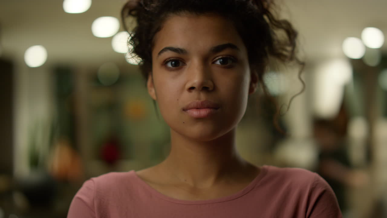 mujer de negocios mirando a la cámara. estudiante inteligente con expresión facial seria