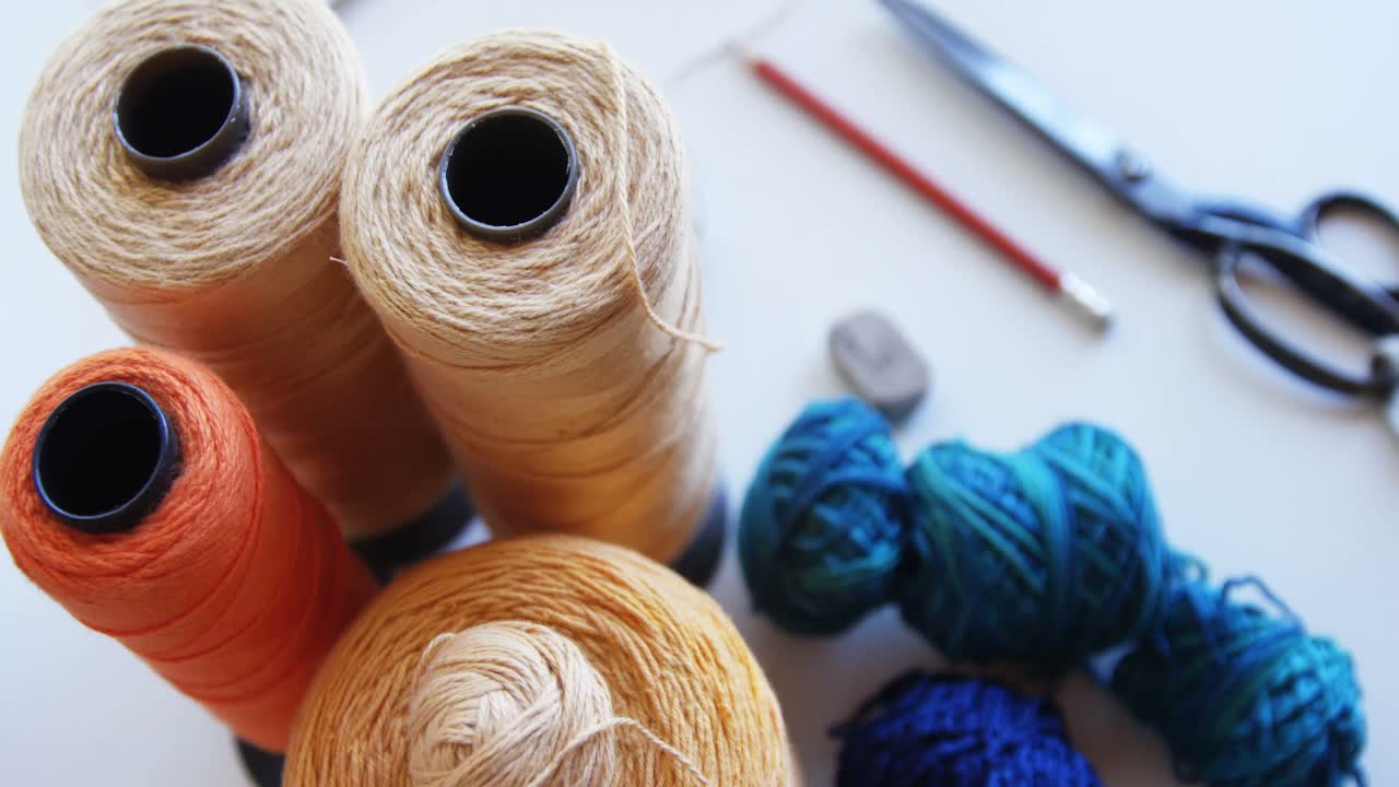 diferentes tipos de hilos ondulados mantenidos en la mesa 4k