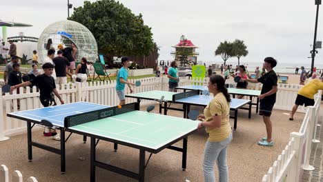 personas disfrutando de tenis de mesa al aire libre en gold coast