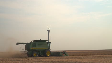 granjero que combina soja en una tarde de otoño