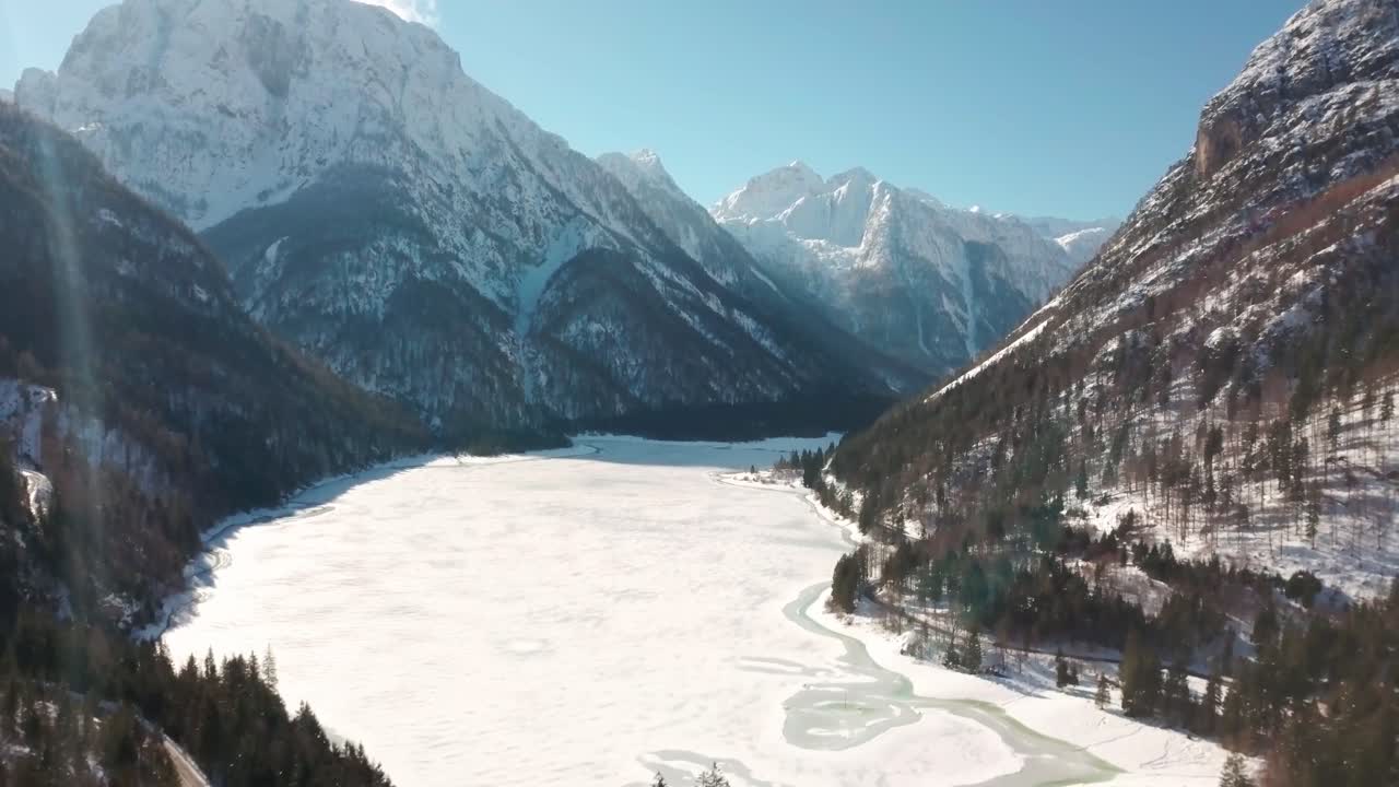 lago del predil, tarvisio - italia un lago alpino congelado en un paisaje de montaña de cuento de hadas de invierno cubierto de nieve