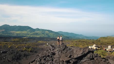 Drohnen-Luftaufnahme-Von-Zwei-Reisenden,-Die-Eine-Wunderschöne-Landschaft-In-Der-Nähe-Eines-Campingplatzes-In-Guatemala-Beobachten