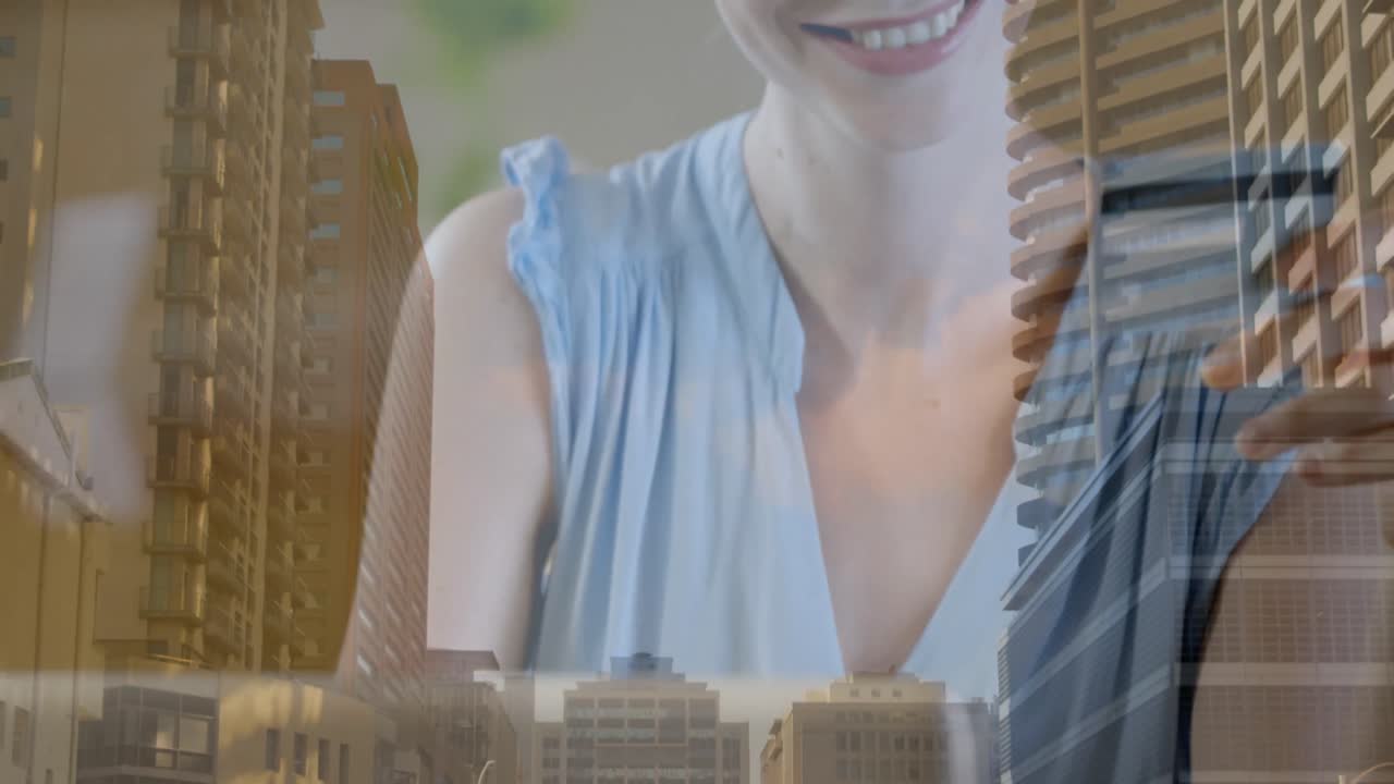 animación de una mujer sonriente usando una computadora portátil con paisaje urbano en el fondo