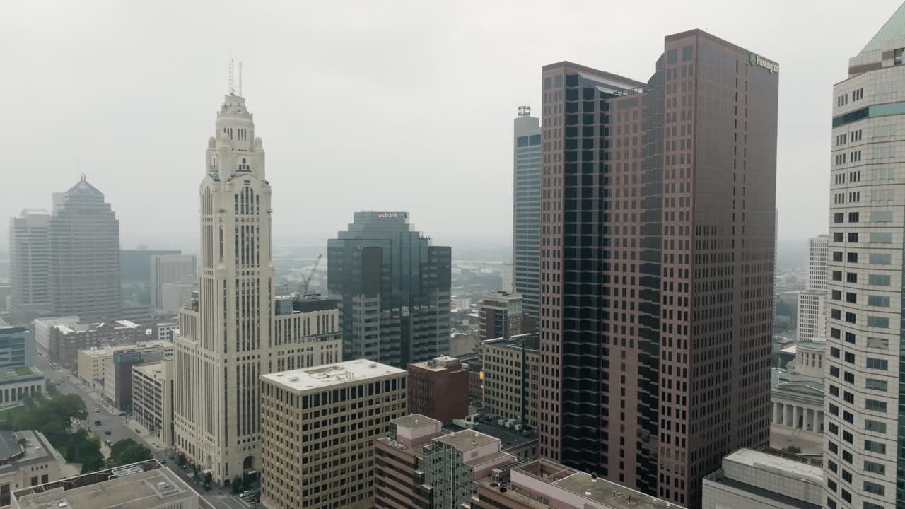 vista aérea de los edificios urbanos de columbus ohio en un día de niebla y humo