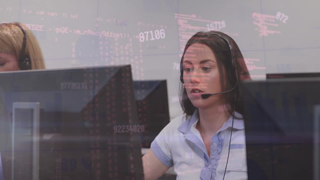 animación del procesamiento de datos sobre mujer de negocios caucásica en la oficina