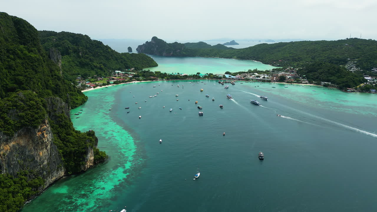 태국 크라비 지방의 코 피 피 섬, 공중 풍경 해경 드론이 열대 모래 해변 위를 날아다니며 아시아에서 외국인과 휴가를 보내는 인기있는 목적지