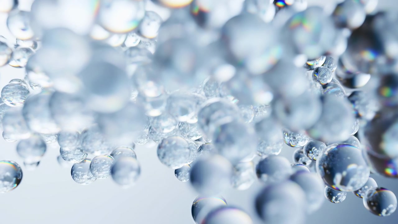 Sfere trasparenti simili a vetro convergono verso l'interno attraverso uno spazio luminoso azzurro pallido, con forme sfocate in primo piano, dettagli più nitidi a metà campo, riflessi morbidi, toni freddi e un movimento stratificato e fluido