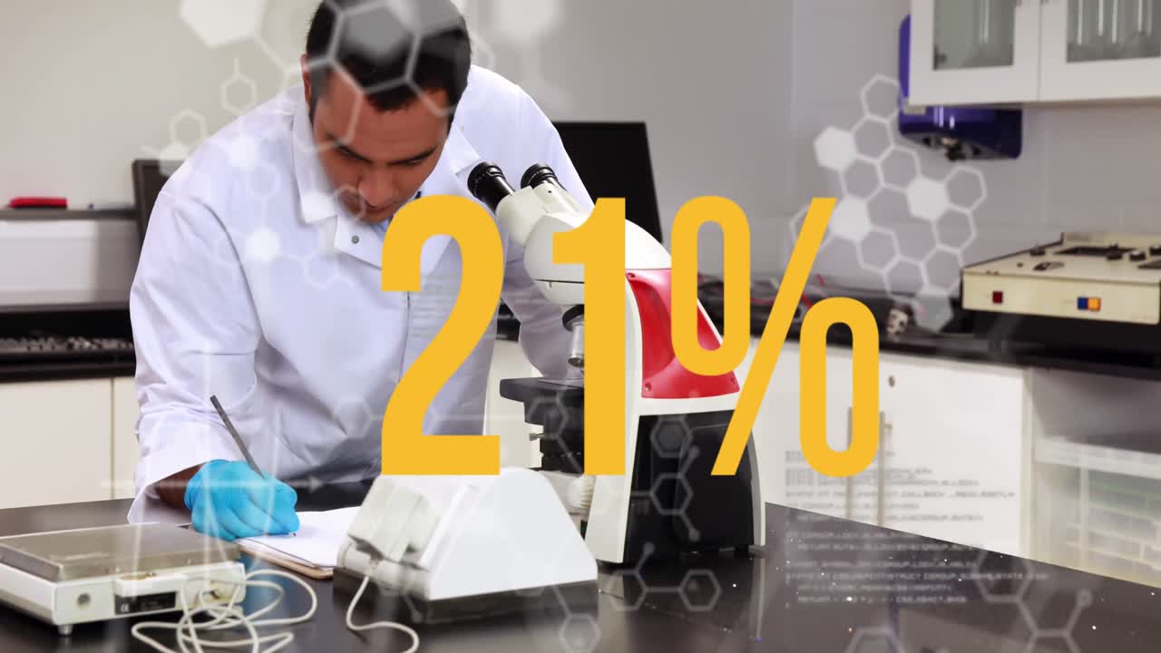 실험실에서 두 인종의 남성 과학자에 대한 퍼센트 애니메이션과 과학 데이터 처리