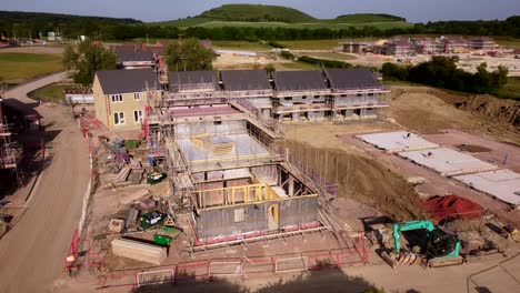drone disparó de cerca andamios y equipos en el sitio de construcción