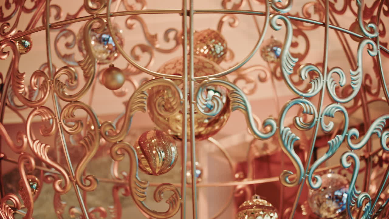 Close-up de enfeites de Natal decorativos pendurados em uma estrutura de metal ornamentada