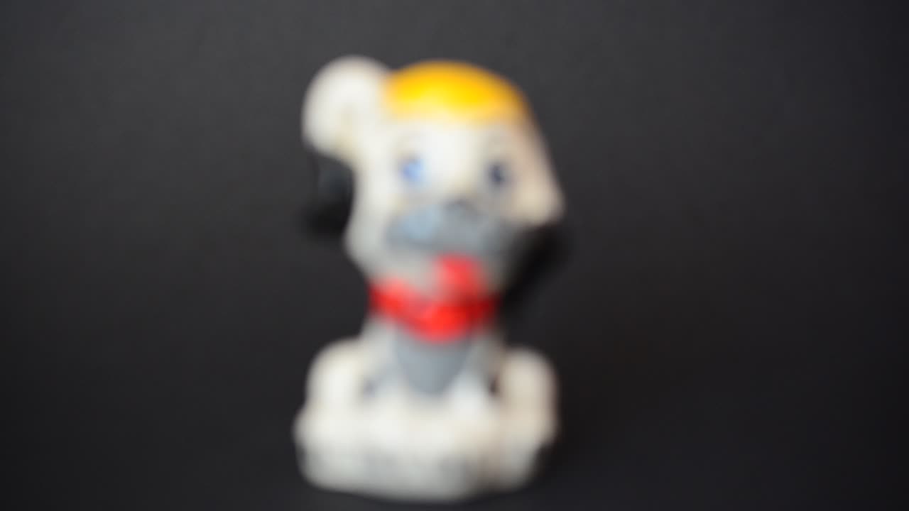 Riprese di una statuetta di cane. Riprese di una statuetta