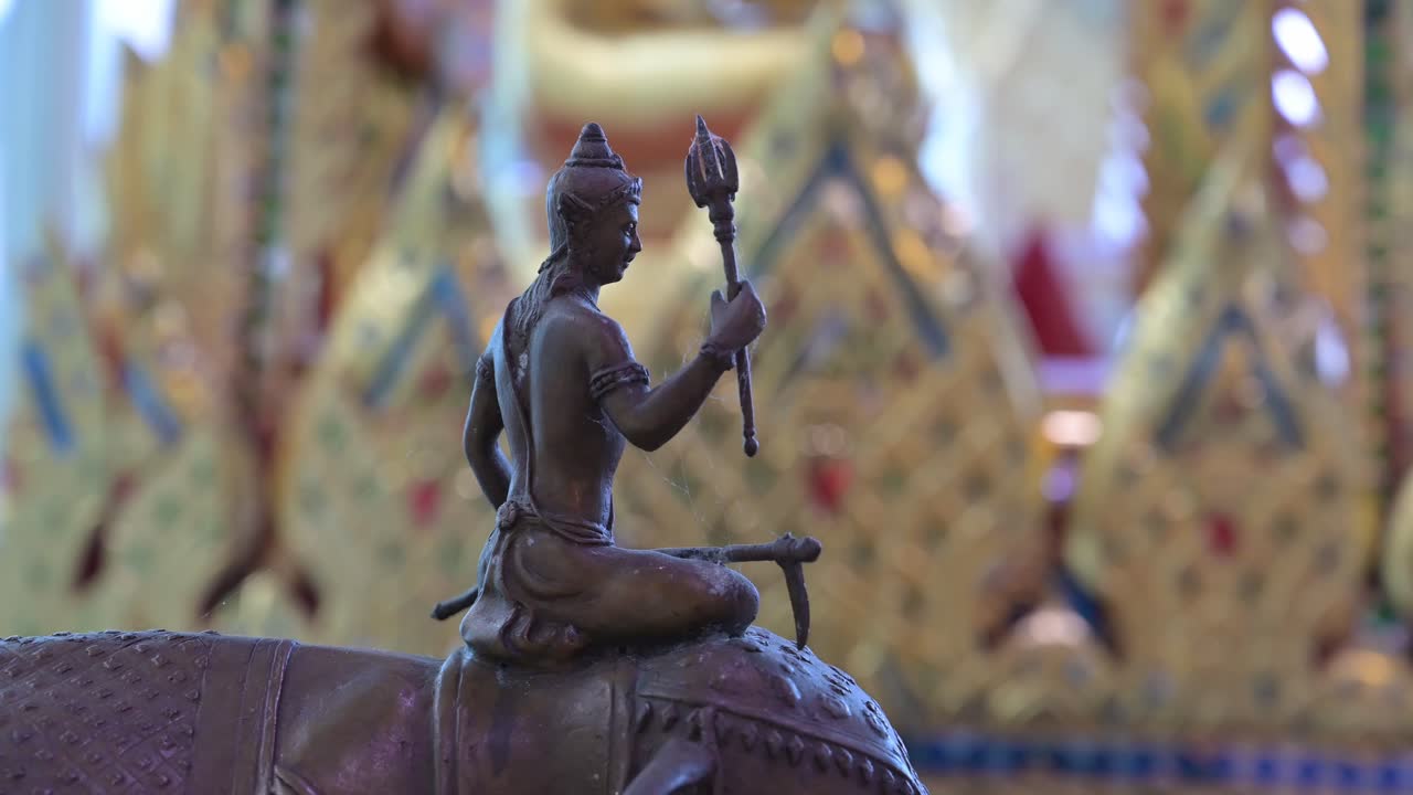 вид сзади, бронзовая скульптура воина, таиланд