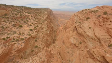 Fpv-Vista-De-Pájaro-De-Los-Acantilados-De-Arenisca-Roja-En-Arizona,-Antelope-Pass-Vista