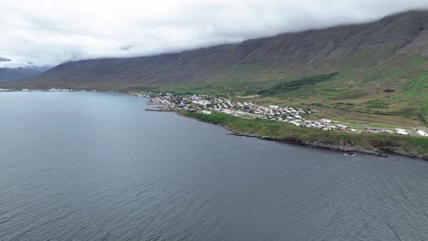 Vista-Aérea-De-Las-Casas-De-La-Ciudad-De-Neskaupstadur-En-El-Fiordo-Nordfjordur-En-Islandia