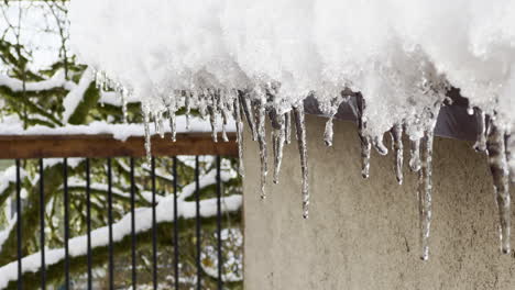 Eiszapfen,-Die-An-Einem-Verschneiten-Tag-Schmelzen