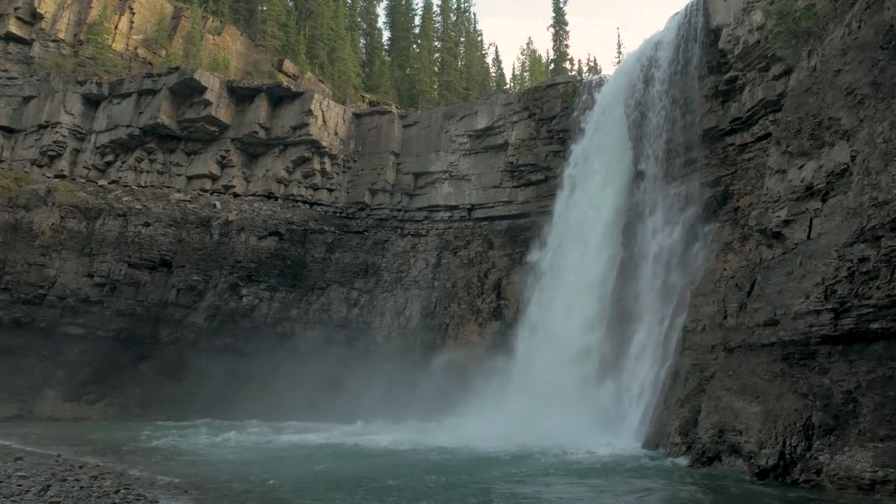 En håndholdt panorering av Crescent Falls sett under en tidlig morgensoloppgang