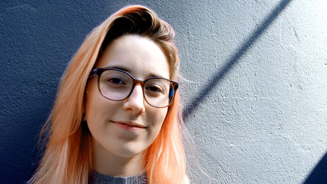 hermosa mujer apoyada contra la pared 4k