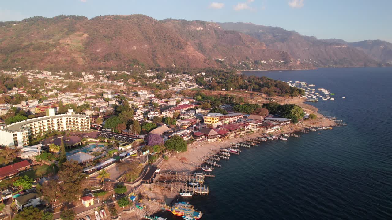 Lago Atitlán, Guatemala, impresionante toma aérea a gran altura, 4K