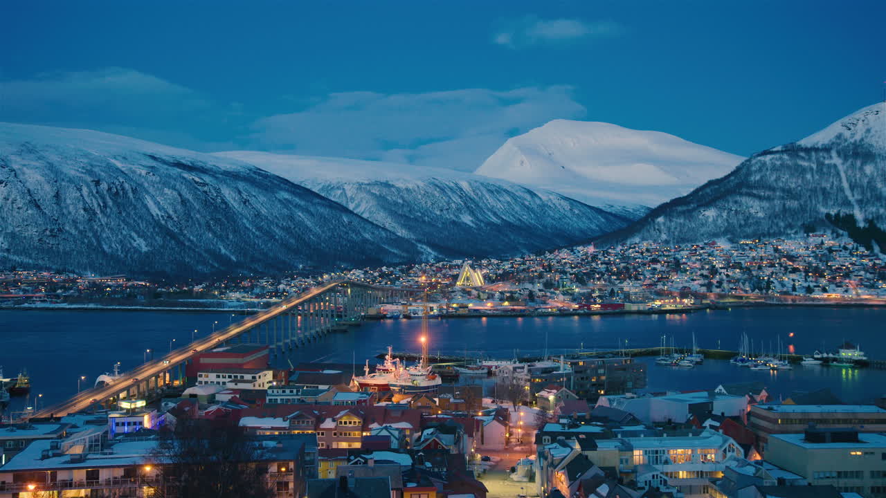 Superbe plan large cinématographique de Tromsø au crépuscule
