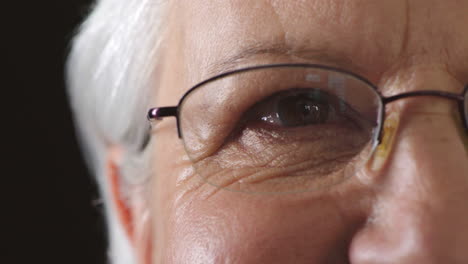 retrato de una mujer mayor mirando fijamente con esperanza