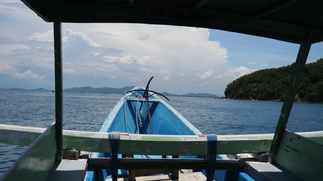 mirando hacia adelante, dentro de un ancla de barco bomba en frente, vista panorámica de las islas sekotong en indonesia