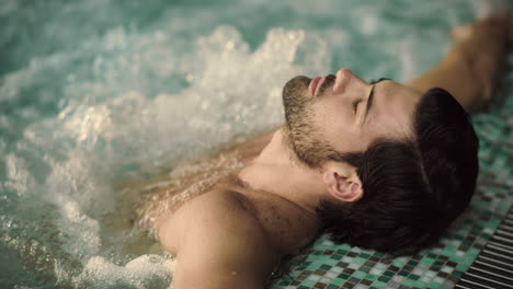 Primer-Hombre-Sexy-Disfrutando-Del-Jacuzzi-Spa.-Retrato-De-Un-Chico-Guapo-Relajándose-En-La-Piscina