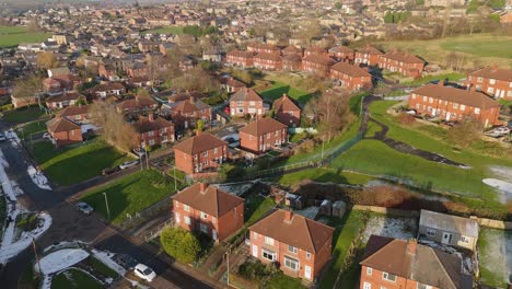 La-Vista-Invernal-Desde-Un-Dron-Captura-El-Típico-Desarrollo-De-Viviendas-Propiedad-Del-Consejo-Urbano-Del-Reino-Unido-En-Dewsbury-Moore-Council-Estate,-Con-Casas-Adosadas-De-Ladrillo-Rojo-Y-El-Yorkshire-Industrial.