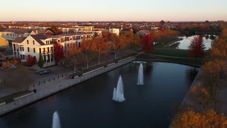 Coloridos-árboles-De-Otoño-En-Los-Suburbios-Del-Barrio-Fuentes-Del-Lago-Tiro-De-Dron-Al-Atardecer-Tardío-4k